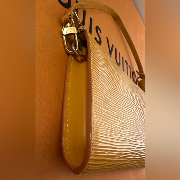 Louis Vuitton Pochette Yellow Epi Leather - Picture 4 of 11